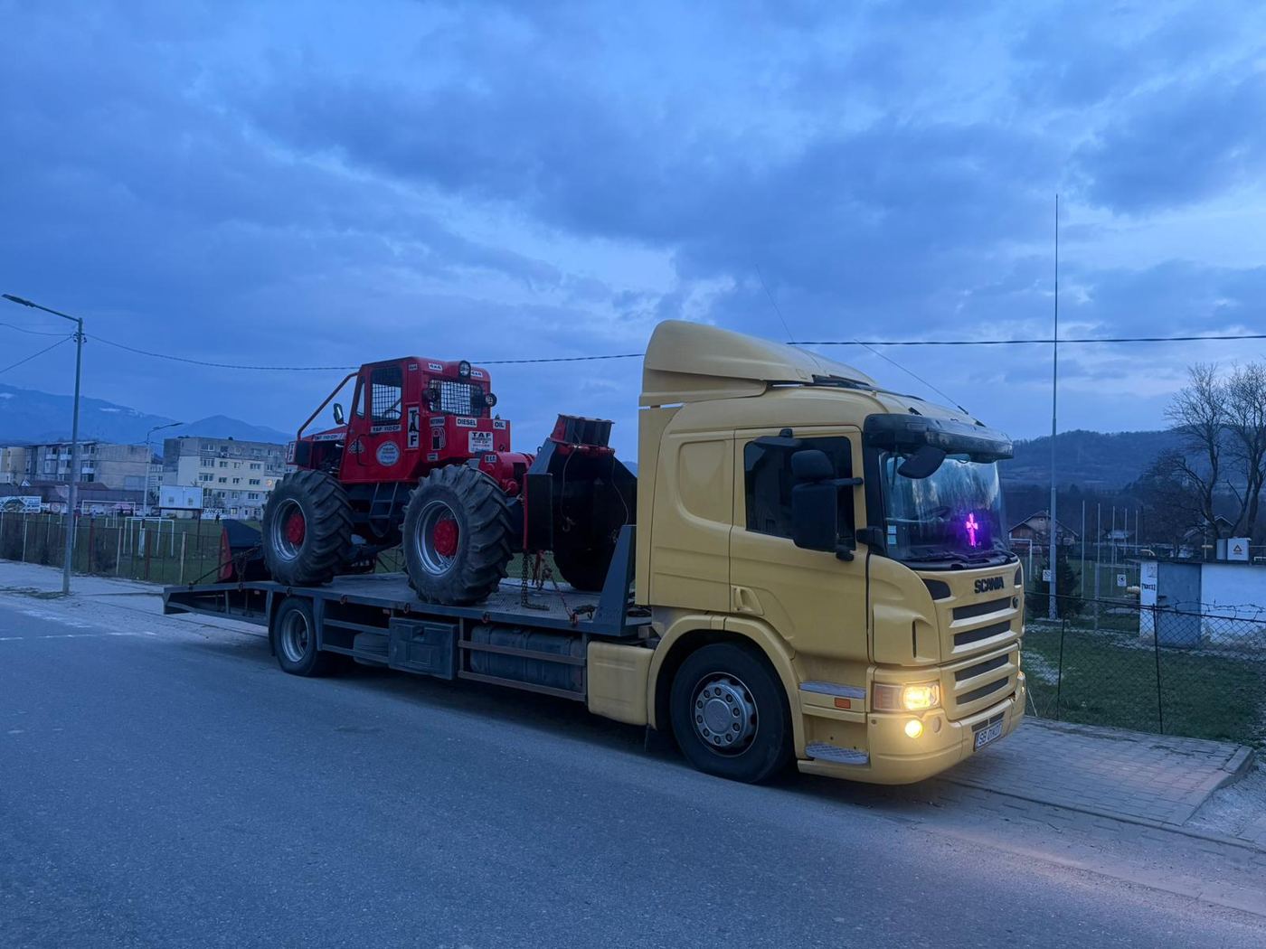 Transport Porsche Cayman GTS galben pe autoplatformă